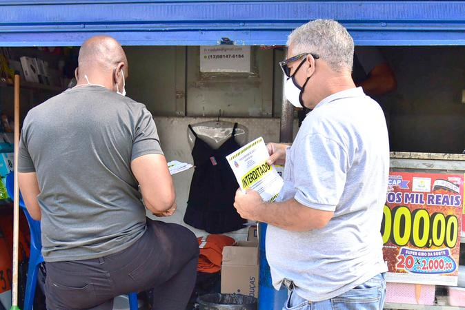 Banca de jornal é interditada durante lockdown em Cubatão