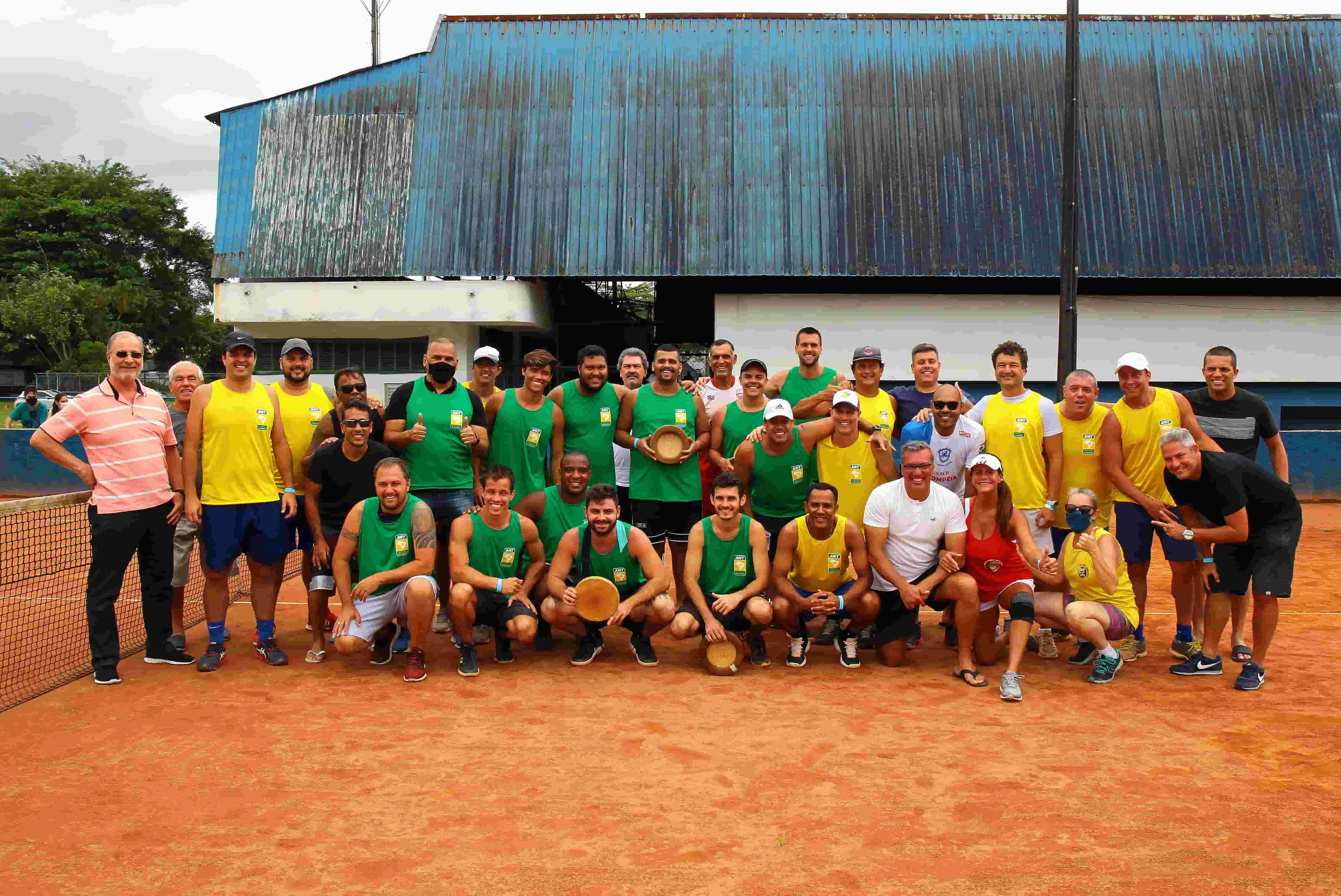 Iniciantes e veteranos se reúnem no Portuários para jogar e festejar a chegada do esporte ao Brasil