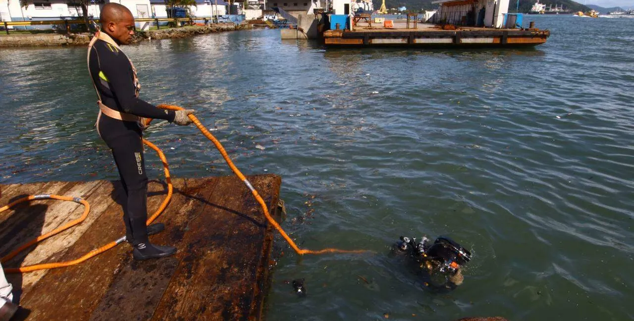   Mergulhadores fazem levantamento de danos causados pelo acidente com navio na travessia Guarujá-Santos.   