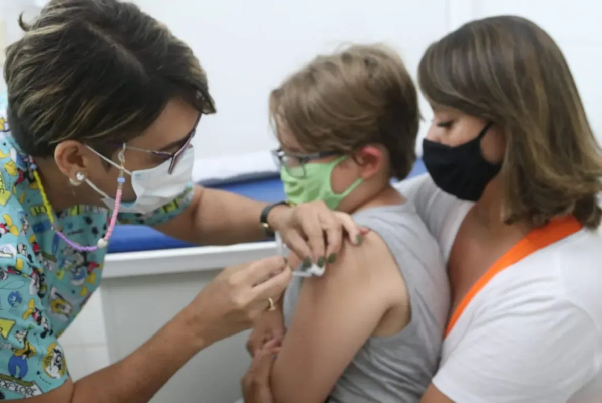 Santos começou a vacinação de crianças contra a covid-19 nesta segunda
