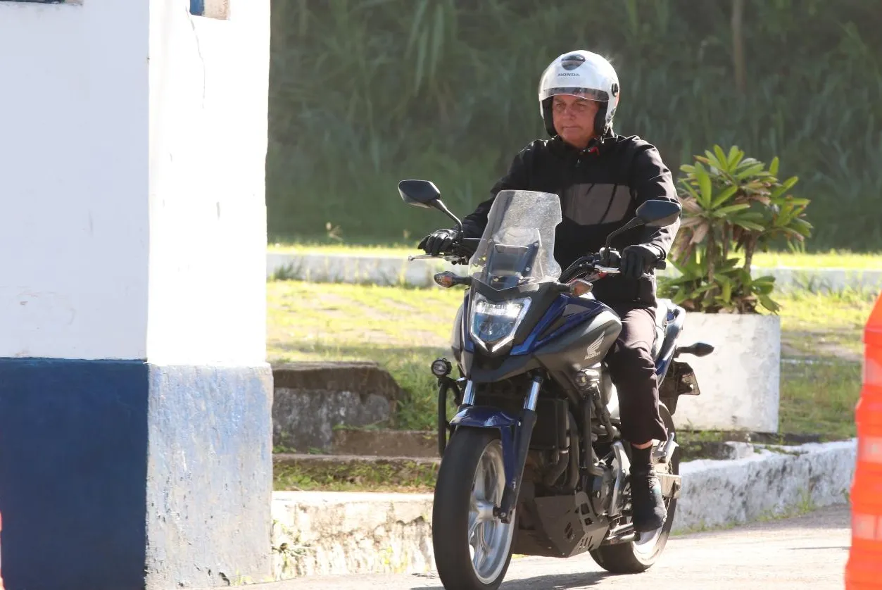 Jair Bolsonaro aproveita a tarde livre de compromissos oficiais e passeia de moto nesta segunda-feira (20)