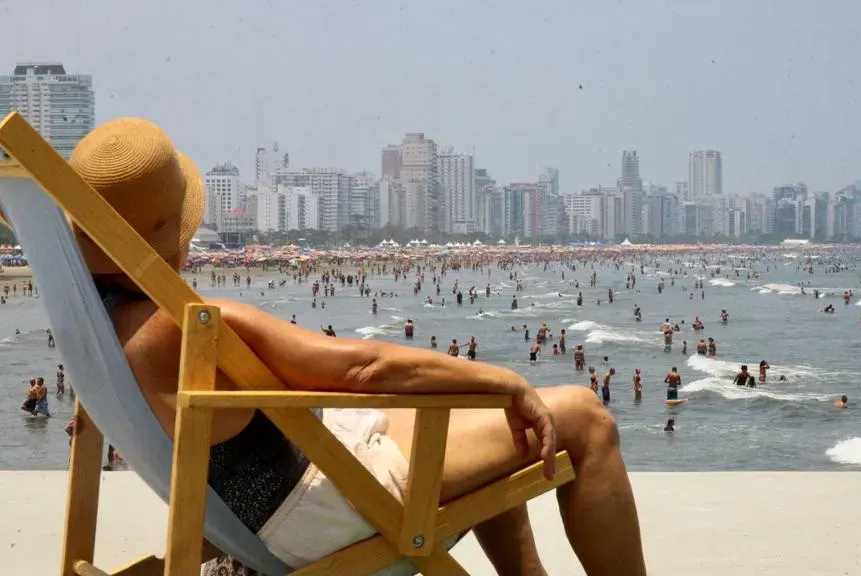 Calor intenso atrairá moradores e turistas para a praia neste final de semana no Litoral de São Paulo
