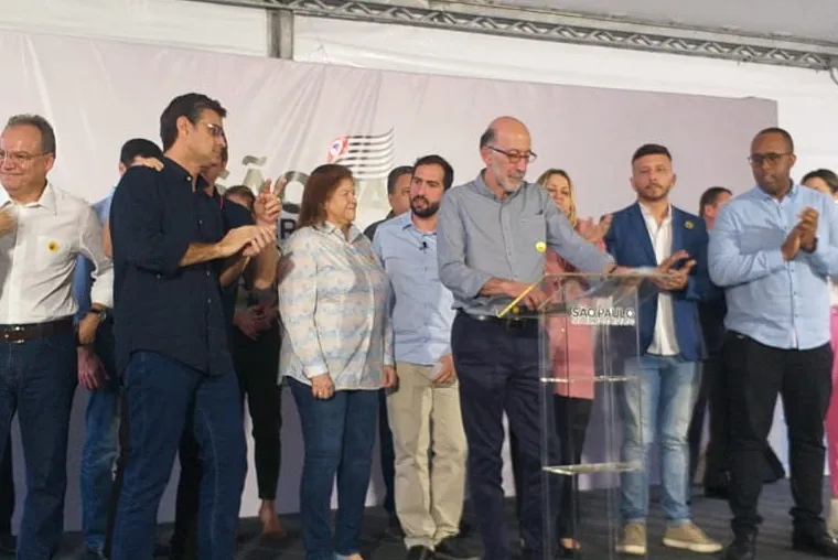 O governador Rodrigo Garcia (PSDB), de camisa azul, durante evento em São Vicente