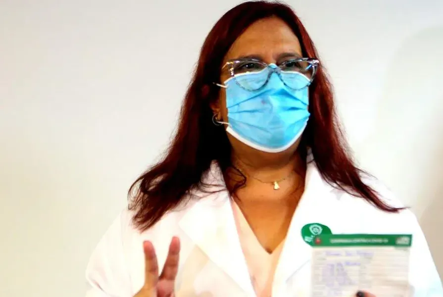 Almira Dias Marques, Enfermeira, na época com 56 anos, foi a primeira profissional da saúde a ser imunizada