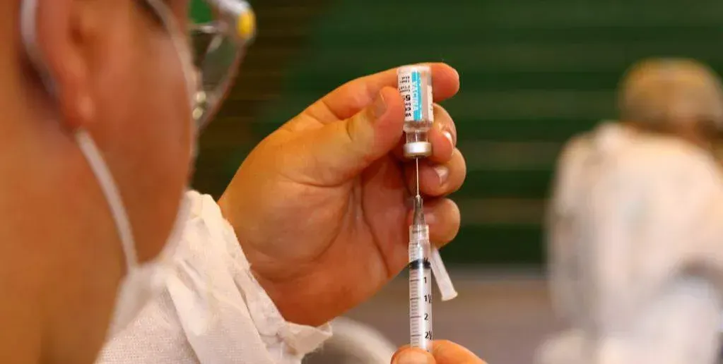  Profissionais devem realizar cadastro no site do Vacina Já e comparecer ao local de imunização com o QR Code gerado 