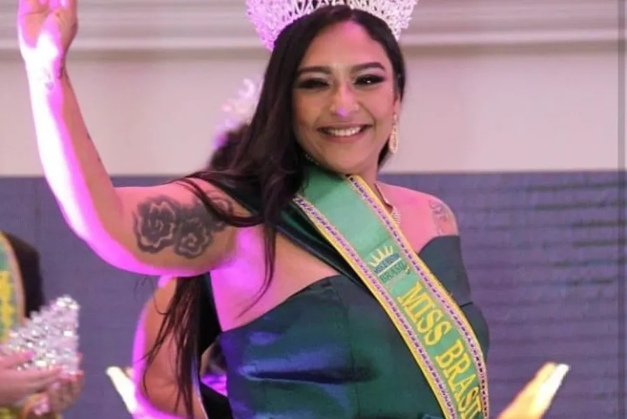 Ângella Becc recebendo a coroa do concurso Miss Brasil na categoria curve