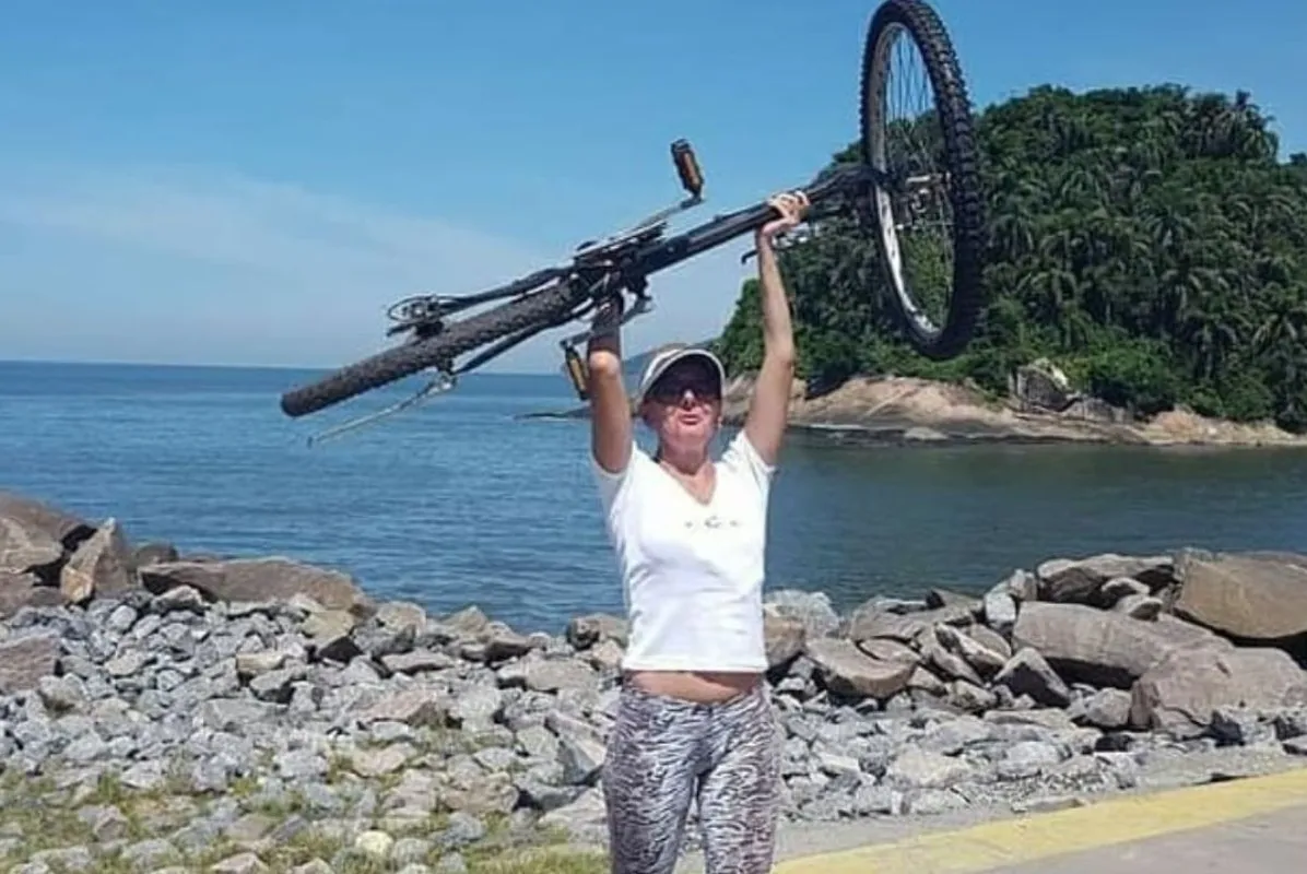 Após pedalar longas distâncias, a coordenadora administrativa Janaína Borba tem o ritual de ser fotografada levantando a bicicleta