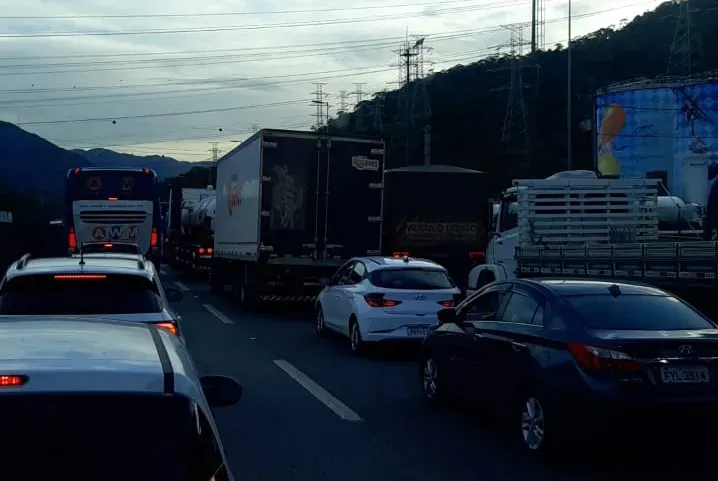 Trânsito na Rodovia Cônego Domênico Rangoni, sentido Guarujá, é intenso nesta sexta-feira (26)