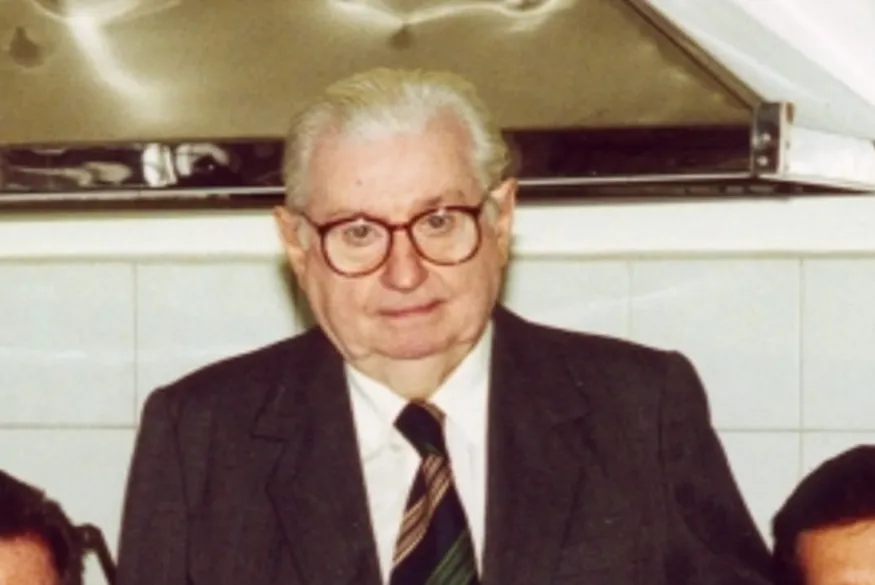 Eduardo Hayden Carvalhaes havia nascido em Santos, em 1925