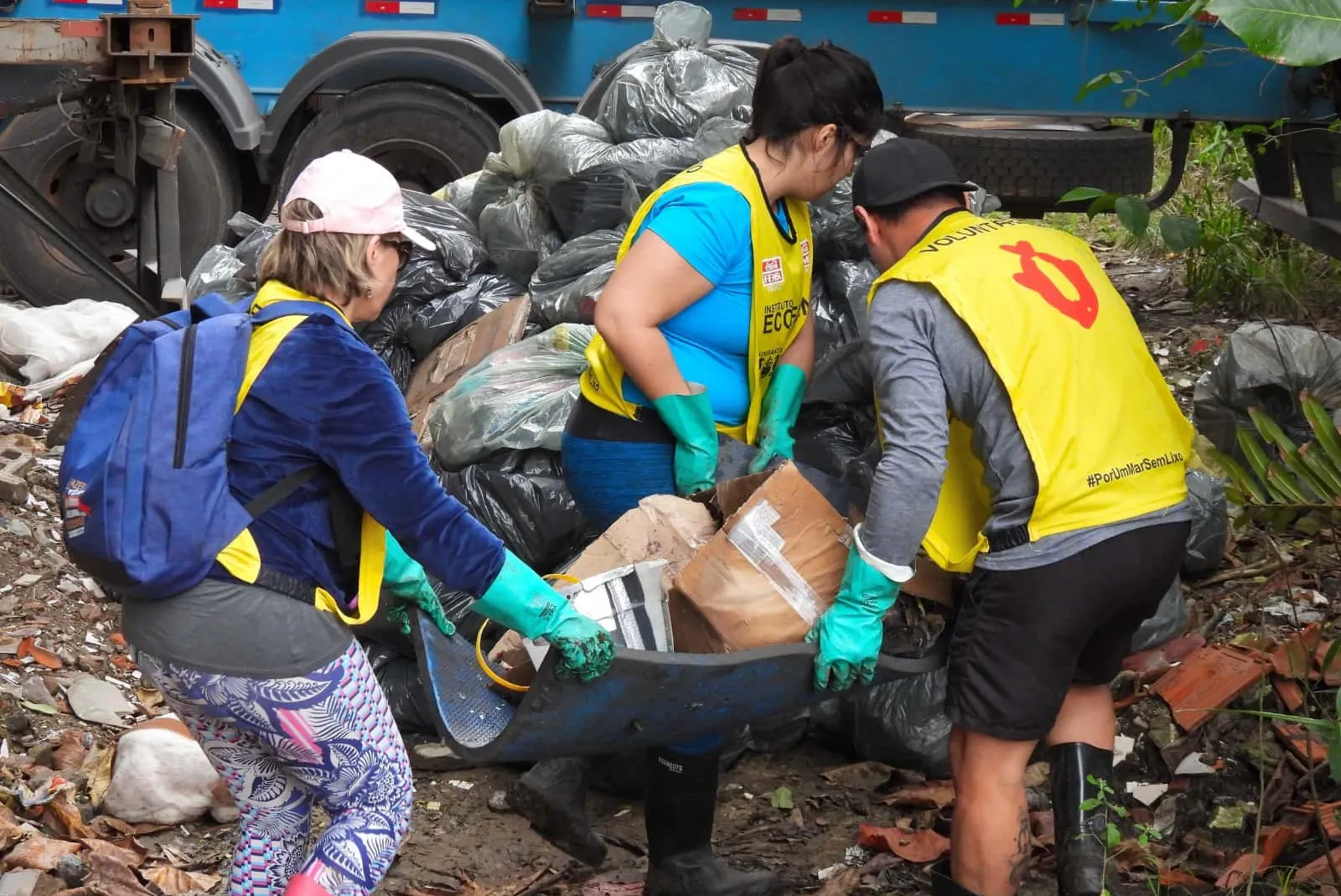 Uma das principais atividades práticas do Instituto EcoFaxina são os mutirões de coleta de lixo nos mangues