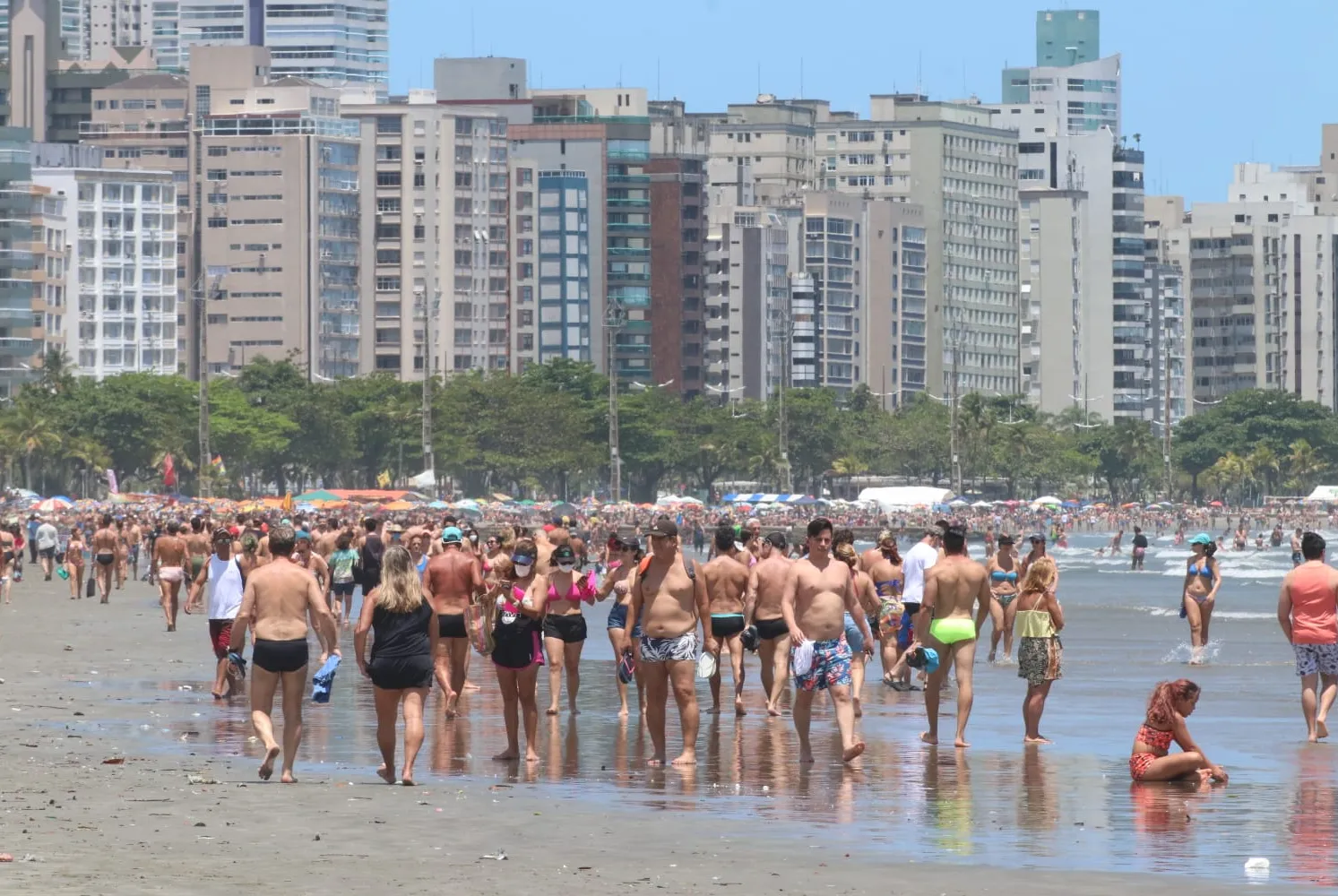 Praias de Santos registraram movimento intenso de banhistas neste sábado de Natal.