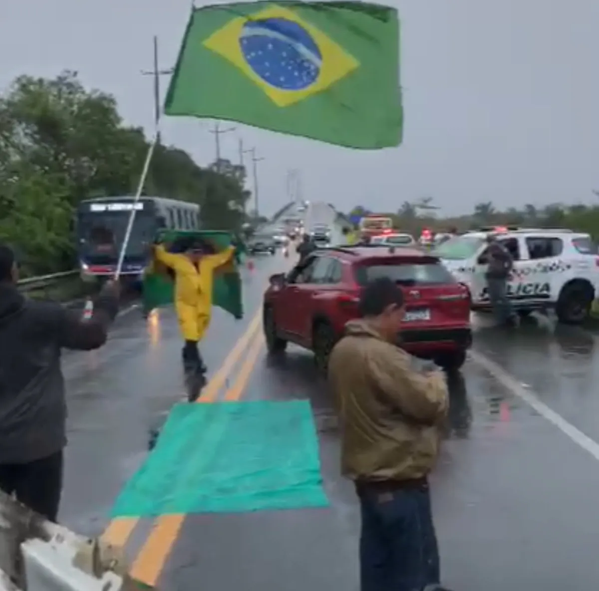 Manifestantes bloquearam os dois sentidos da Rodovia Rio-Santos