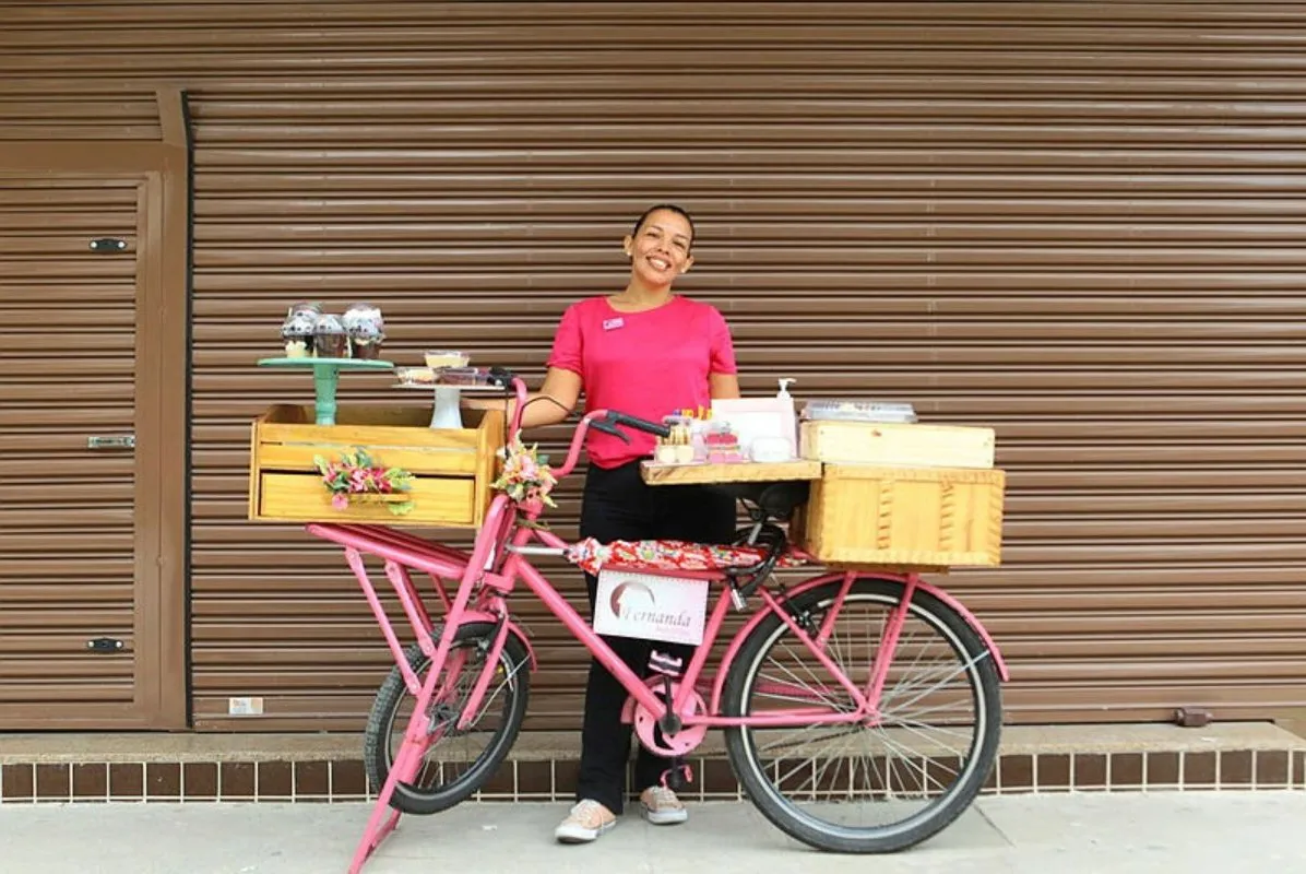 Desde 2015, a confeiteira Fernanda Augusto utiliza a bicicleta para vender seus doces
