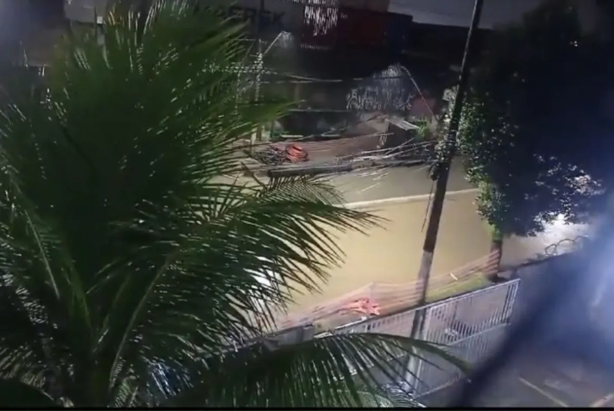 Canteiro de obras do VLT na Rua João Pessoa, em Santos, ficou alagado após a chuva