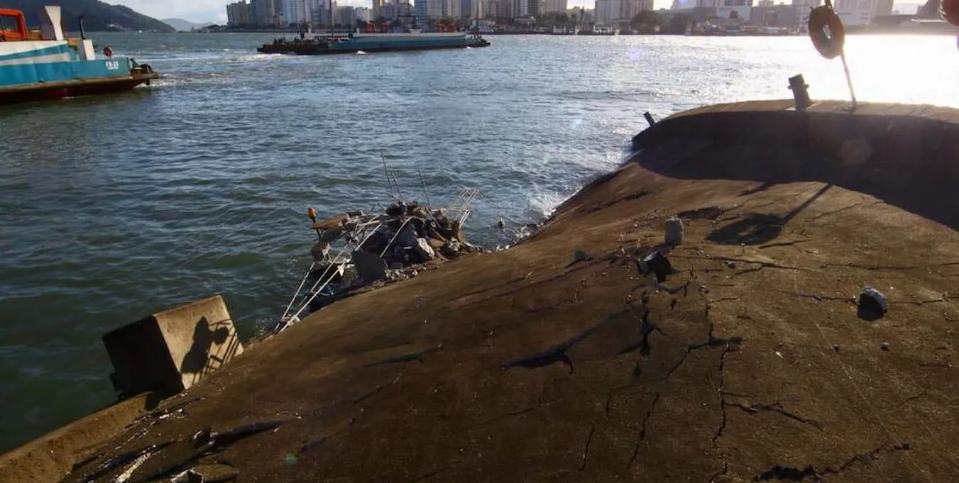 Atracadouro ficou danificado após colisão de navio  em Guarujá  