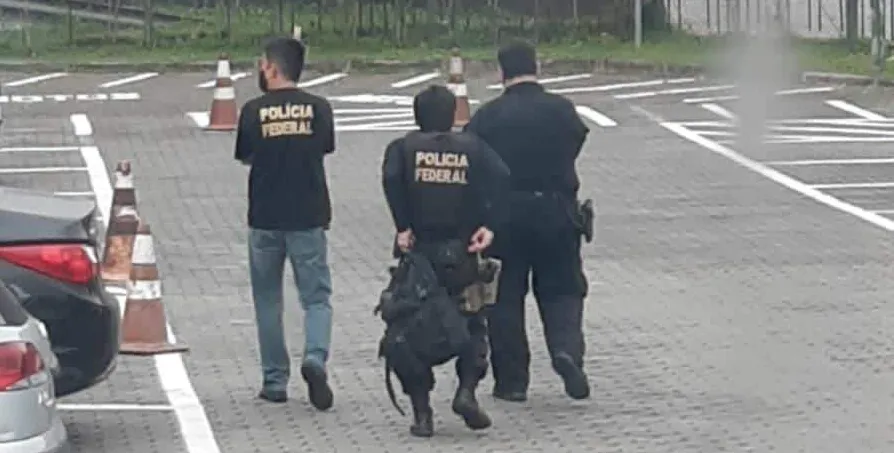  Agentes da Polícia Federal foram ao Paço Municipal de Guarujá nesta quarta-feira (15) 