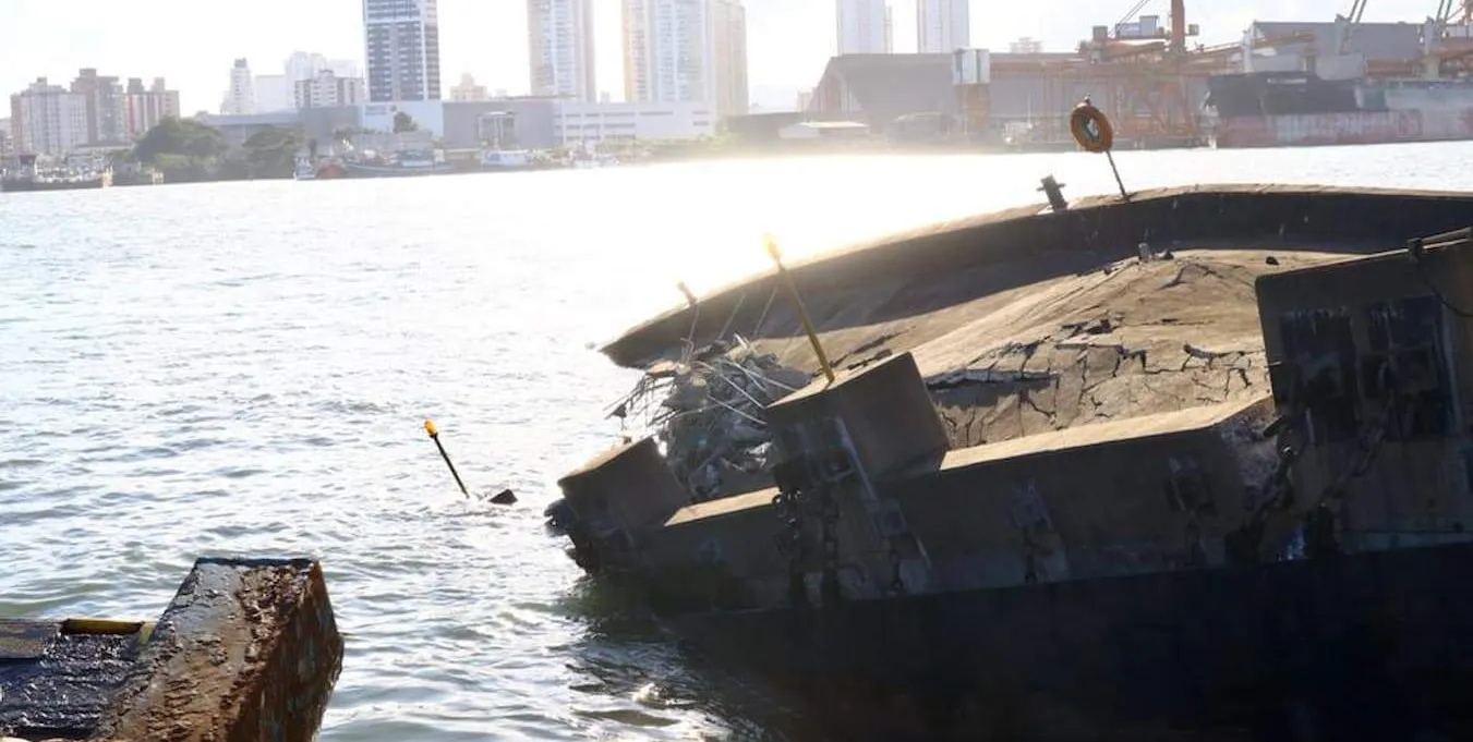  Píer ficou destruído após navio colidir na tarde deste domingo em Guarujá  