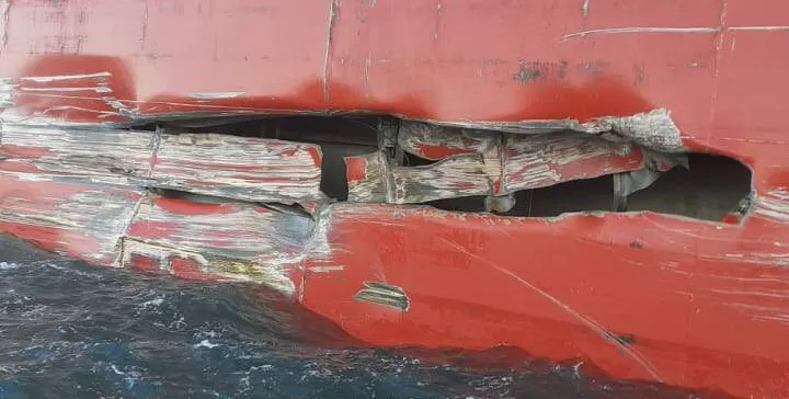  Casco do navio ficou danificado após colisão com flutuantes e atracadouro em Guarujá 