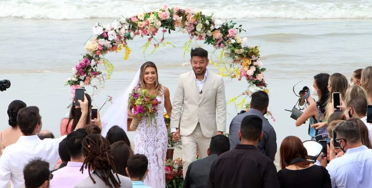  O casal está junto desde 2019 e sonhava em casar na praia 
