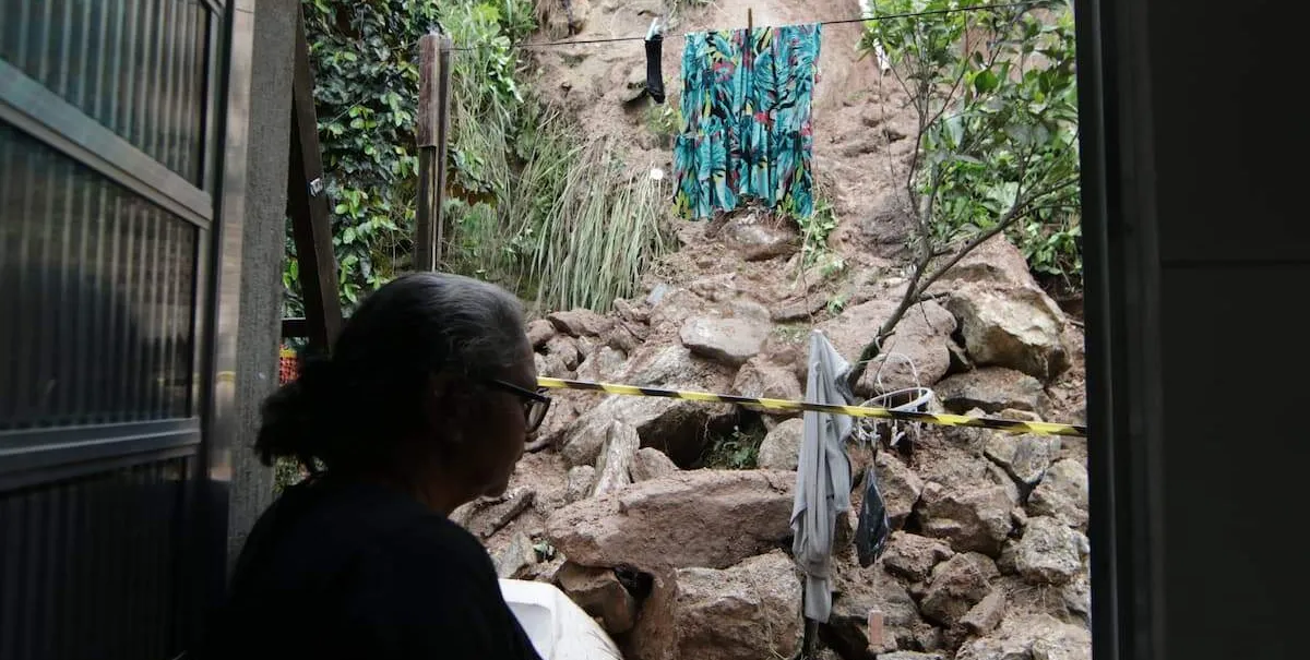  O deslizamento de rochas ocorrido terça-feira (19) assustou quem mora na Barreira do João Guarda 