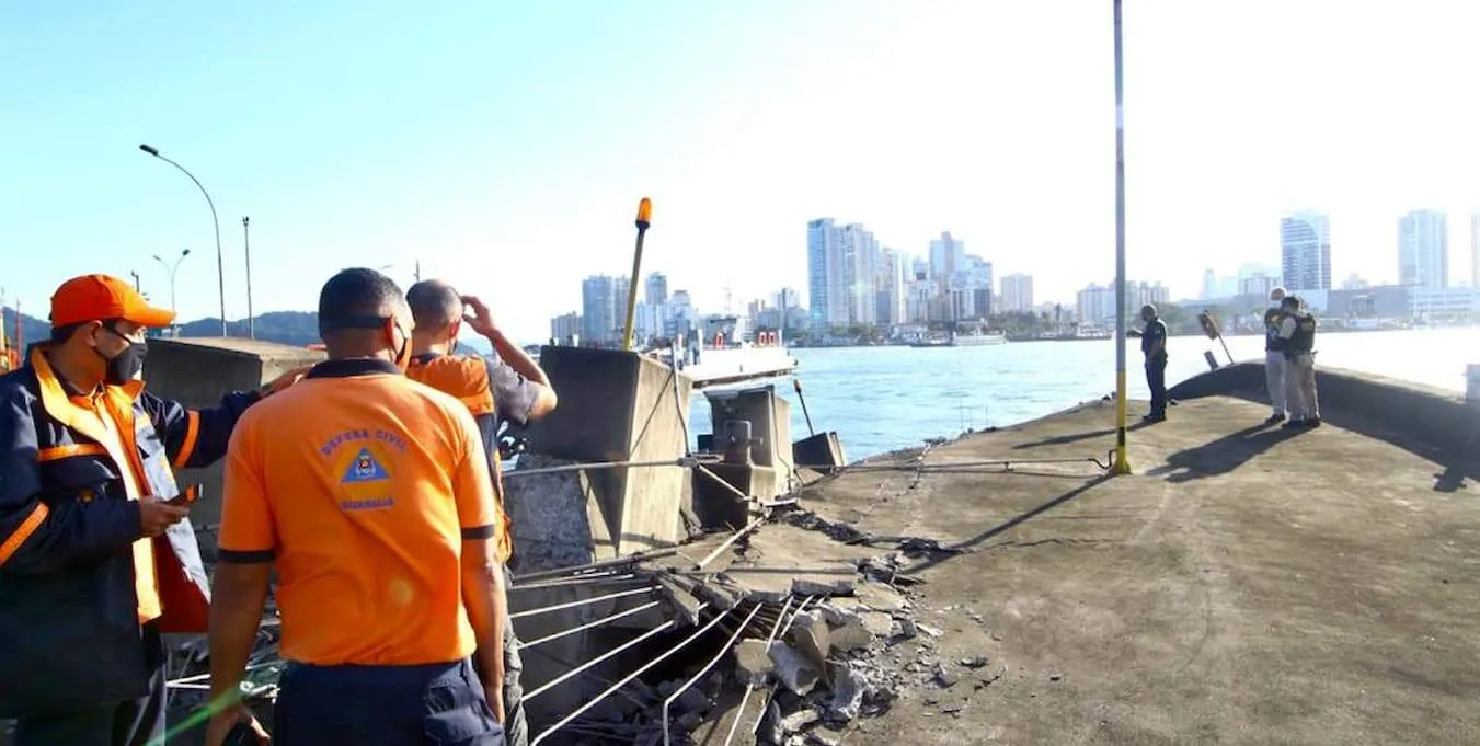  Defesa Civil de Guarujá esteve no local do acidente com navio  