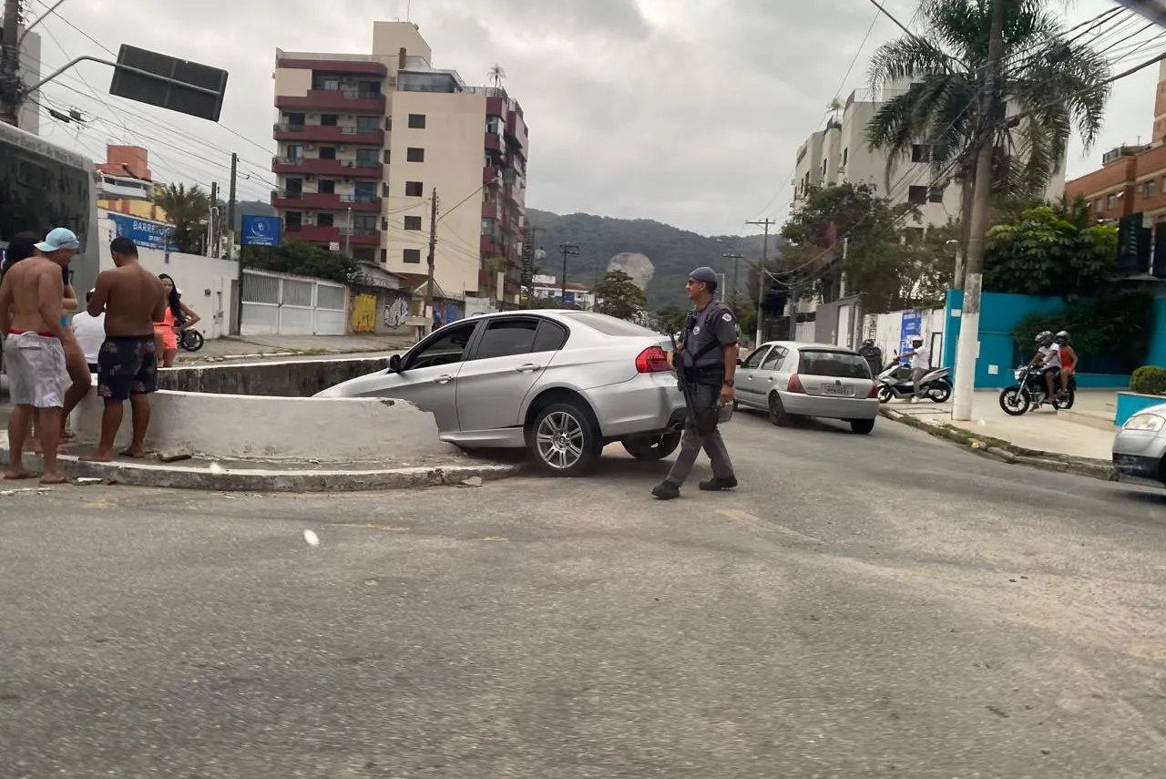 O motorista perdeu o controle e o carro entrou no canal da Avenida Atlântica, em Guarujá