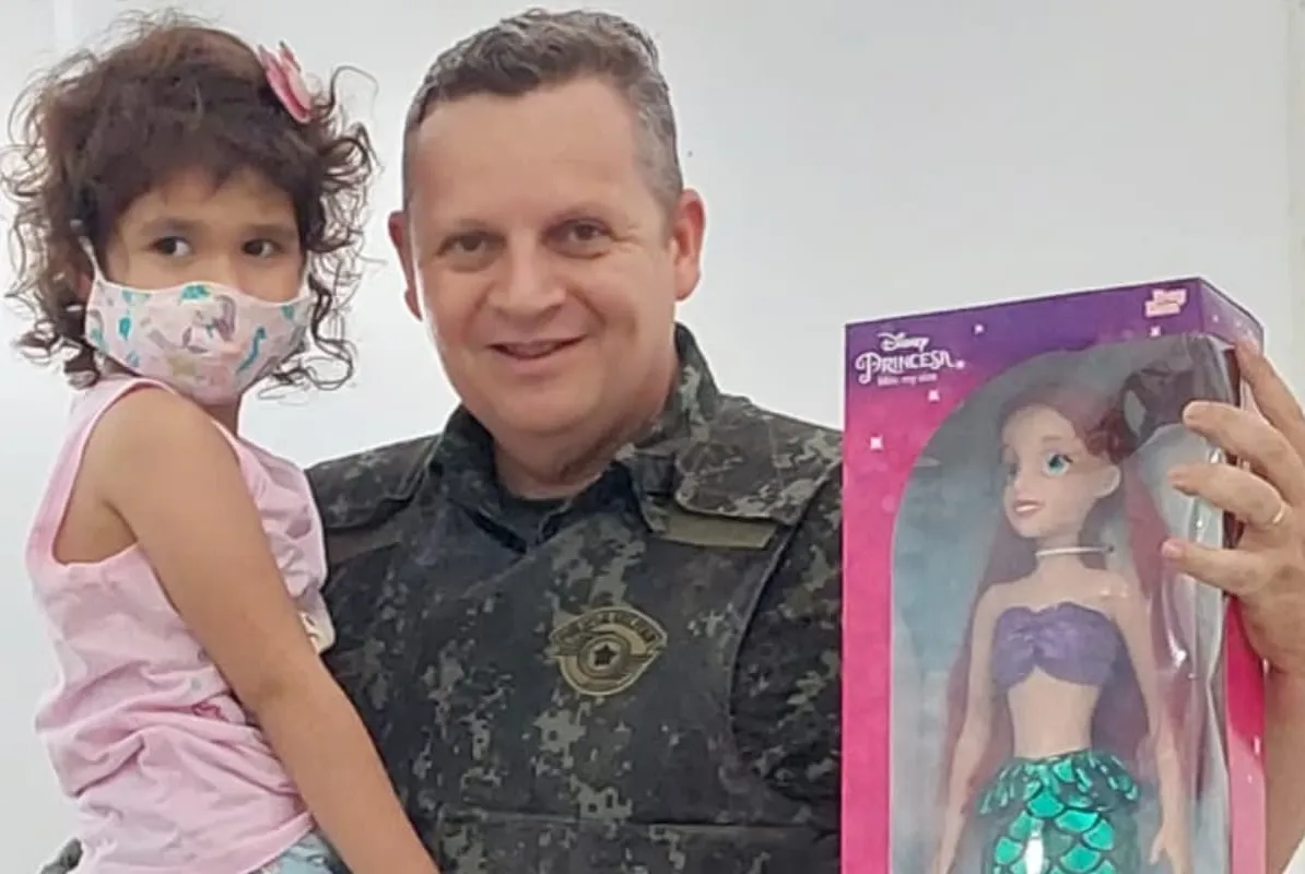 Em visita, policial que participou do salvamento presenteou a menina com uma boneca