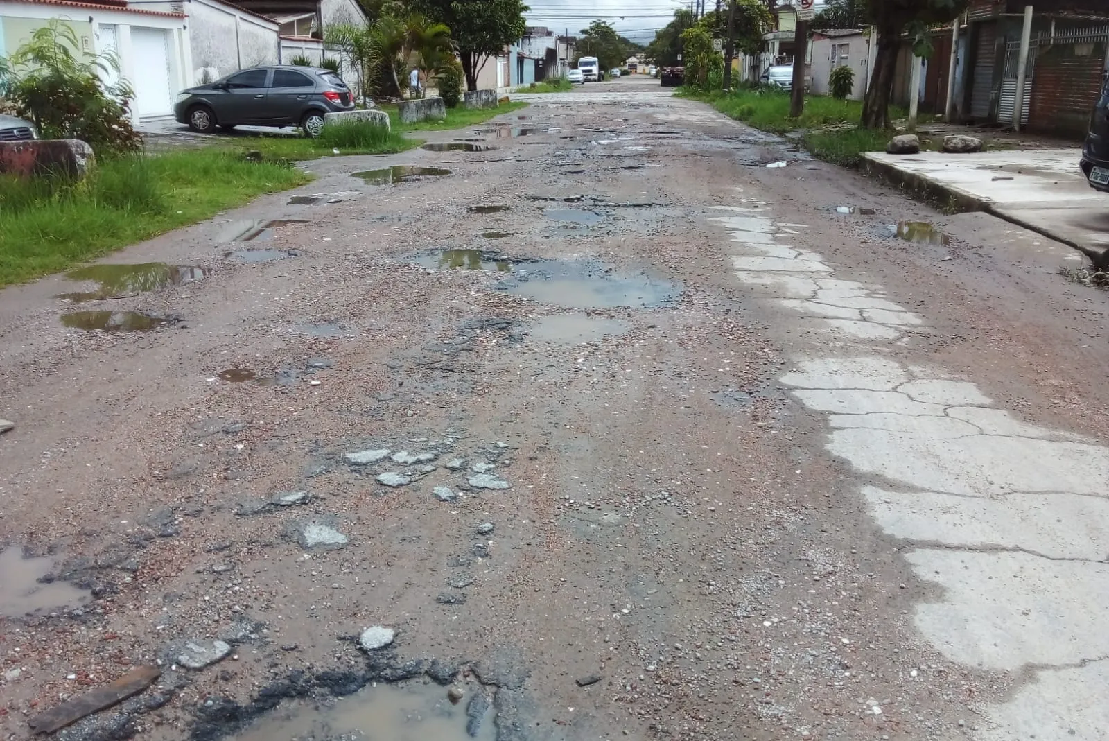 Imagem mostra a rua sem asfalto e repleta de buracos