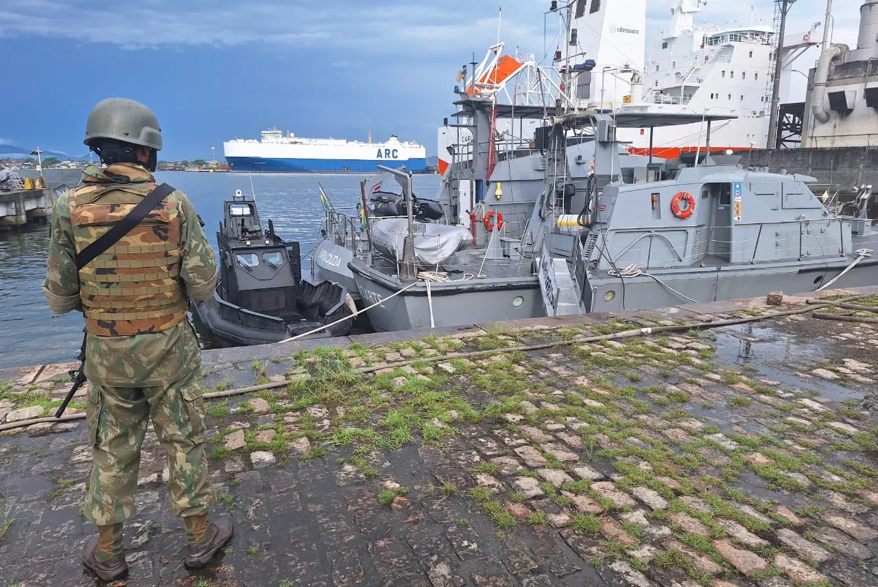 Operação da Polícia Civil contou com apoio da Marinha do Brasil, fuzileiros navais, Polícia Militar e Guarda Municipal de Guarujá