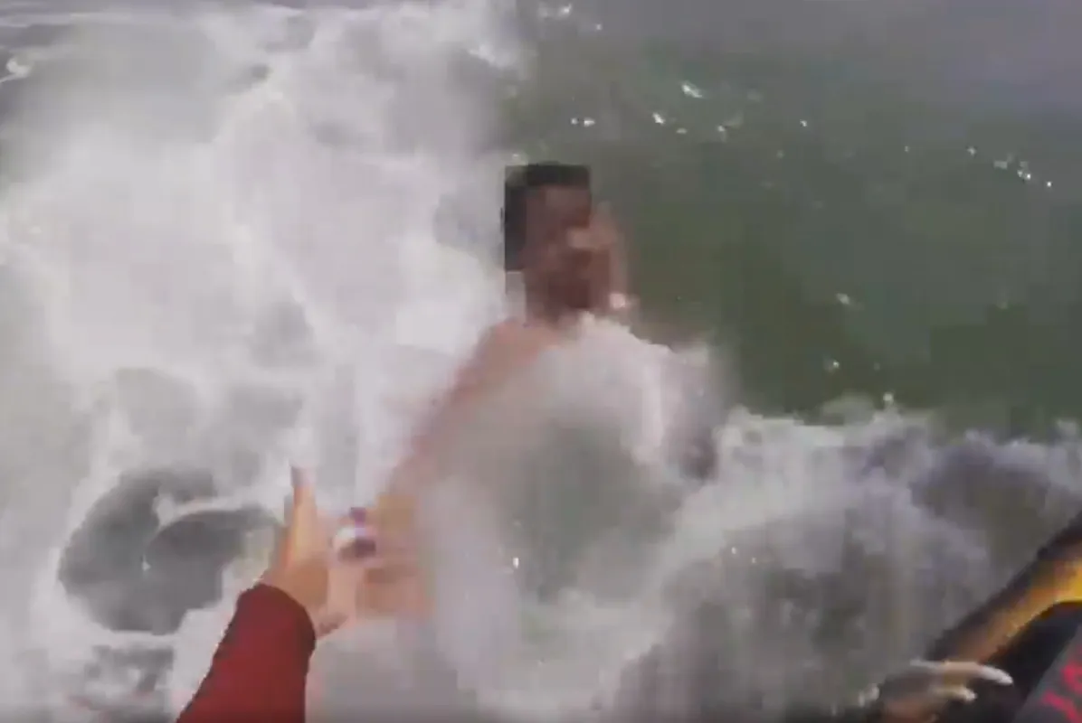 Três adolescentes foram salvos de afogamento em praia do litoral de SP