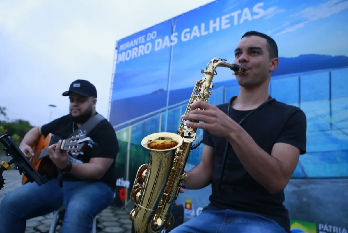 Músicos se apresentam em mirante em Guarujá