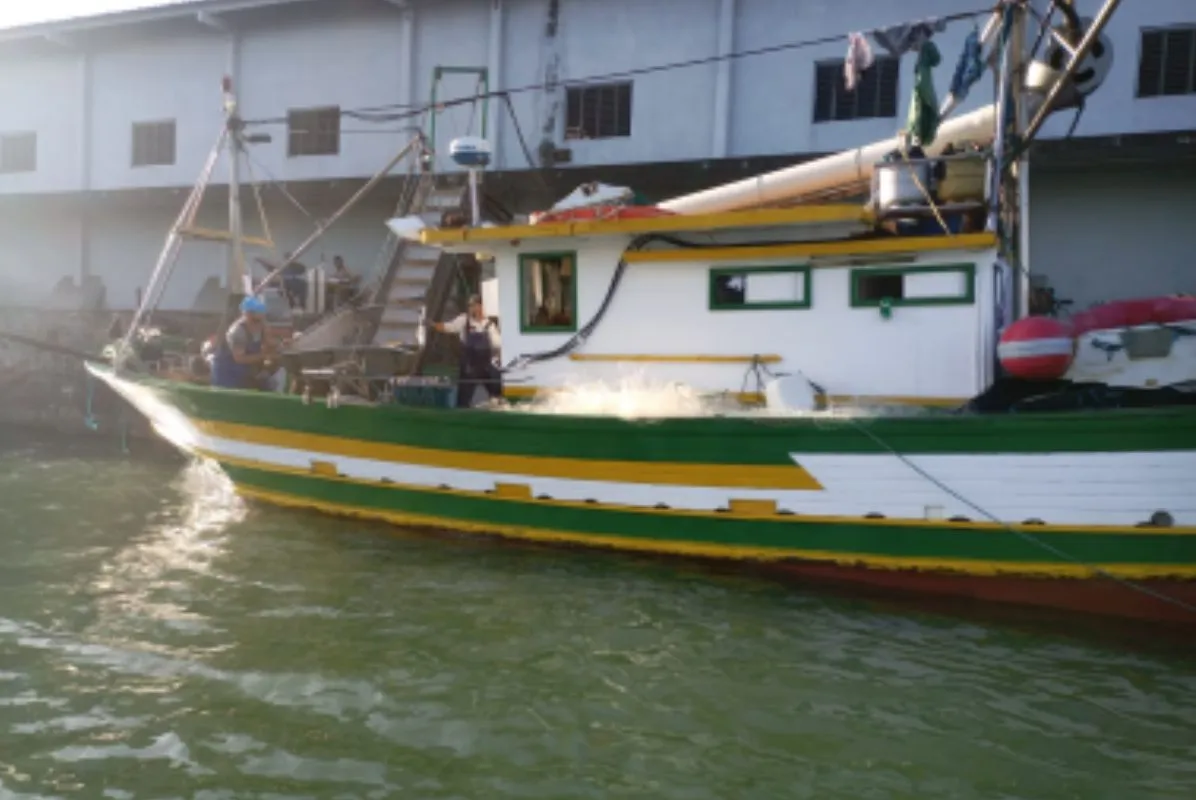 A embarcação estava atracada em processo de descarga de pescados pela Cooperativa de Pesca