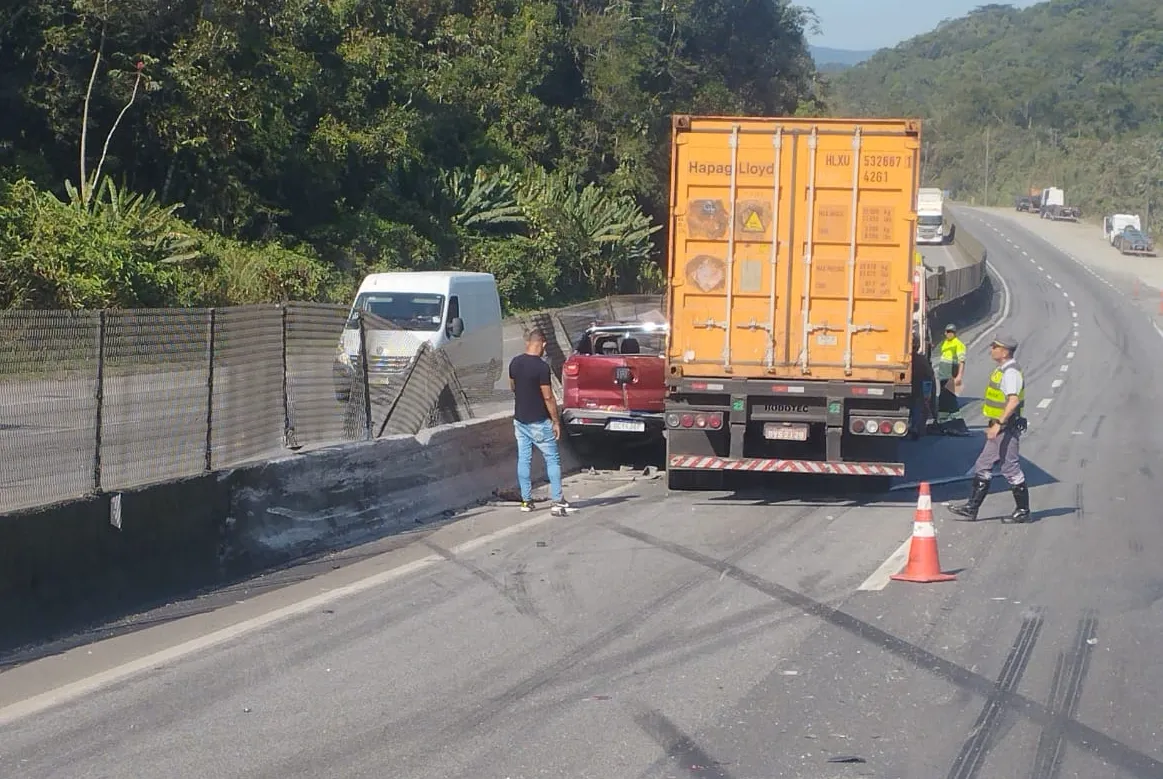 Carros foram retirados da pista cerca de 40 minutos depois do acidente, segundo a Ecovias