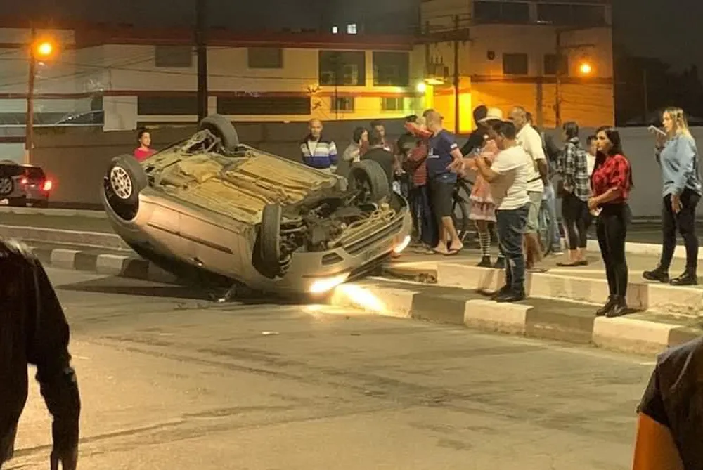 Motorista capotou carro na Avenida Presidente Vargas, em Vicente de Carvalho