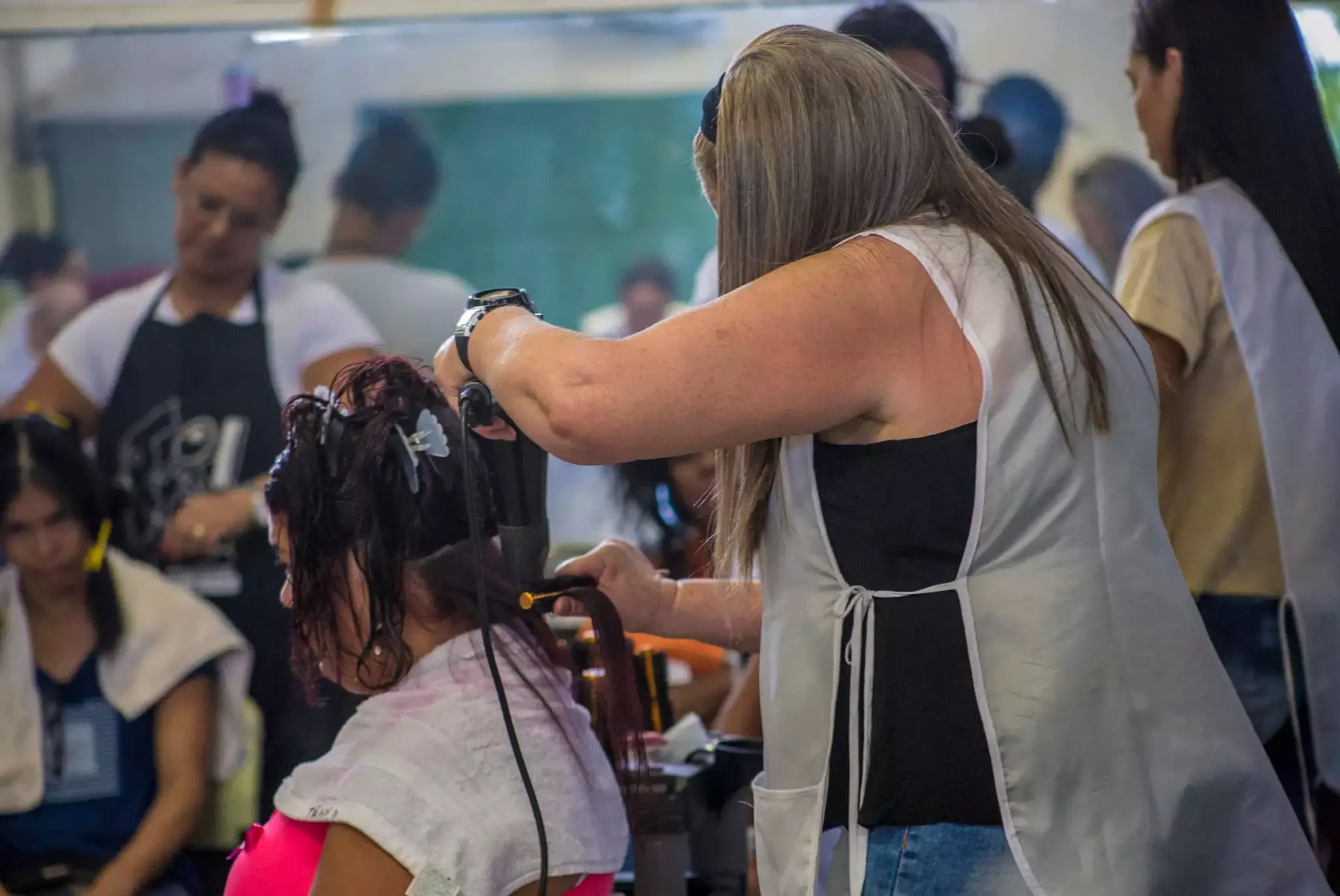 Corte de cabelo é uma das atividades gratuitas oferecidas no Caec deste sábado