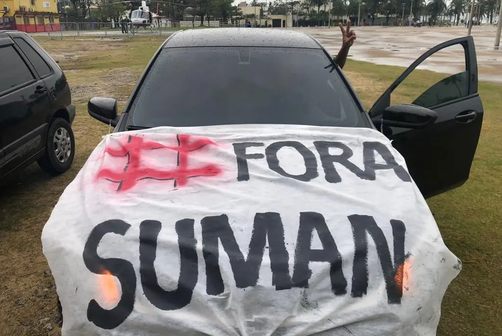 Veículos tinham faixa pedindo a saída definitiva de Suman do cargo de prefeito