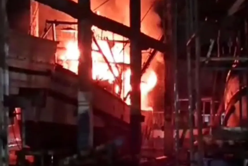 Vídeo mostra o fogo se espalhando pela embarcação