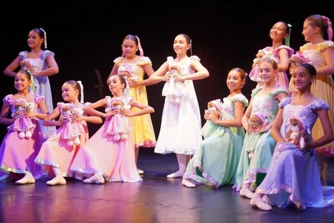 Os 525 alunos da Escola Municipal de Ballet receberam uniformes