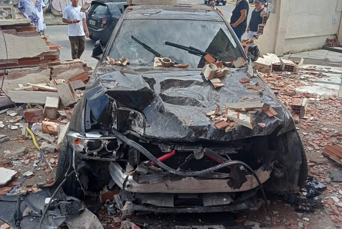 Carro destruiu parte do muro de residência em Itanhaém