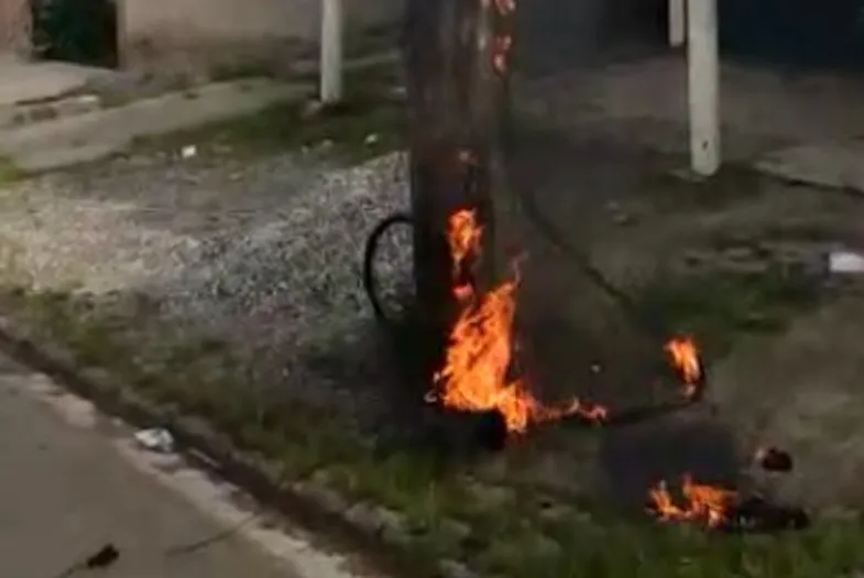 Furto da fiação causou incêndio em poste no bairro Caraguava