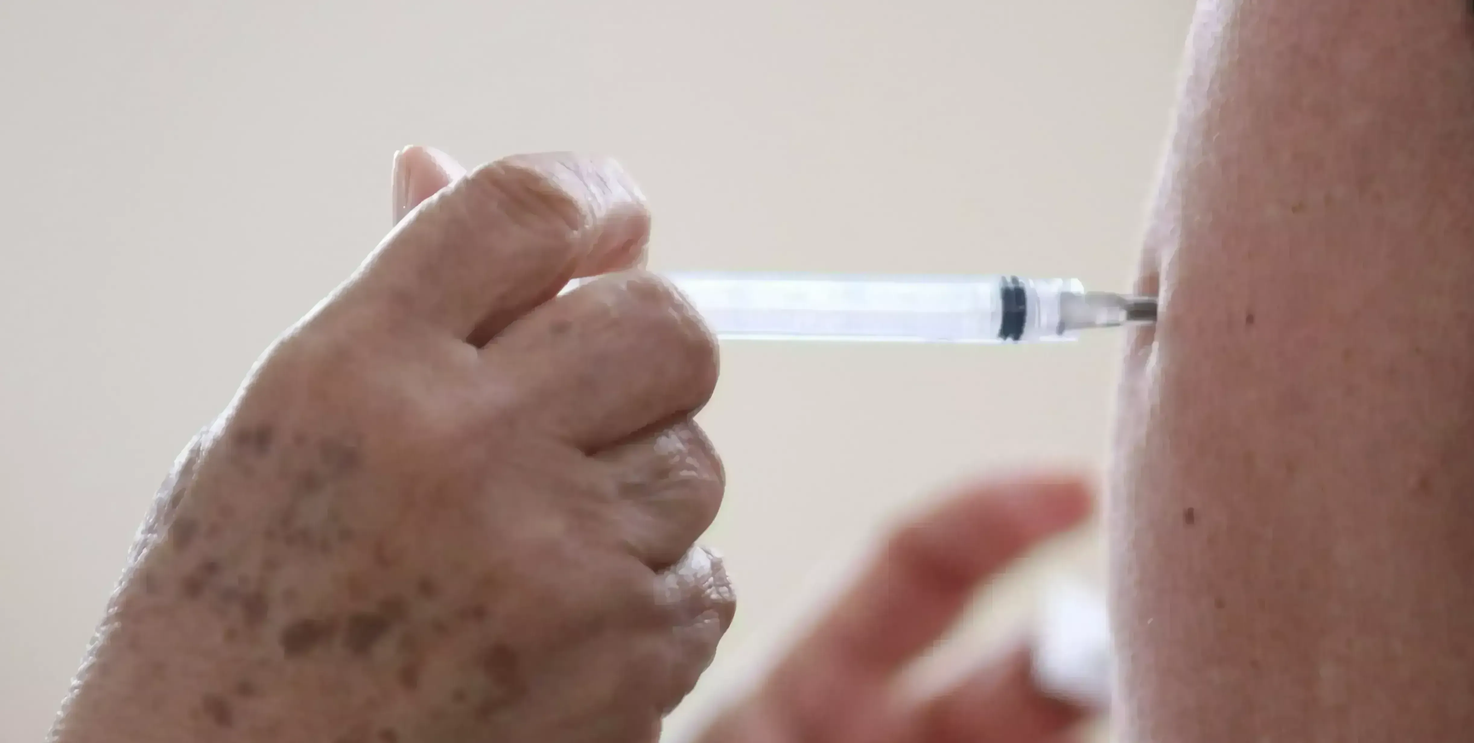  Mais de mil pessoas recebem vacina contra covid-19 em Itanhaém neste sábado 