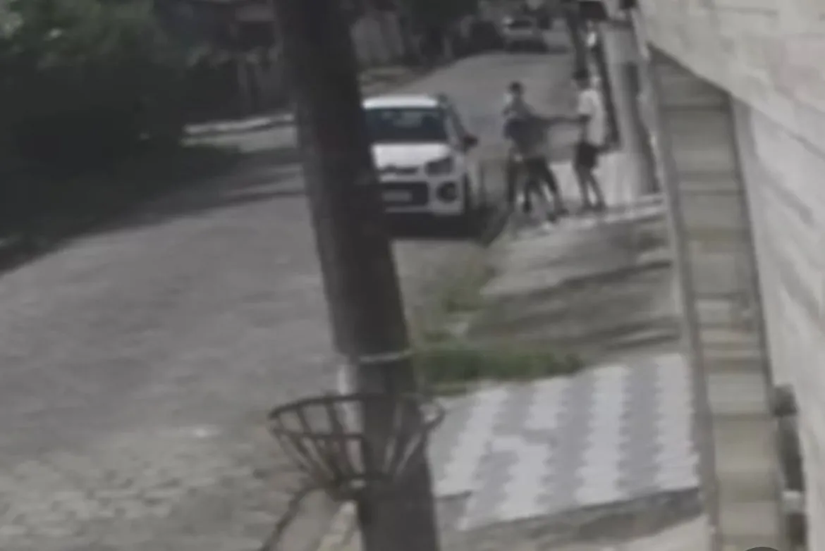 Câmeras de segurança registraram o momento em que os dois homens abordam o morador