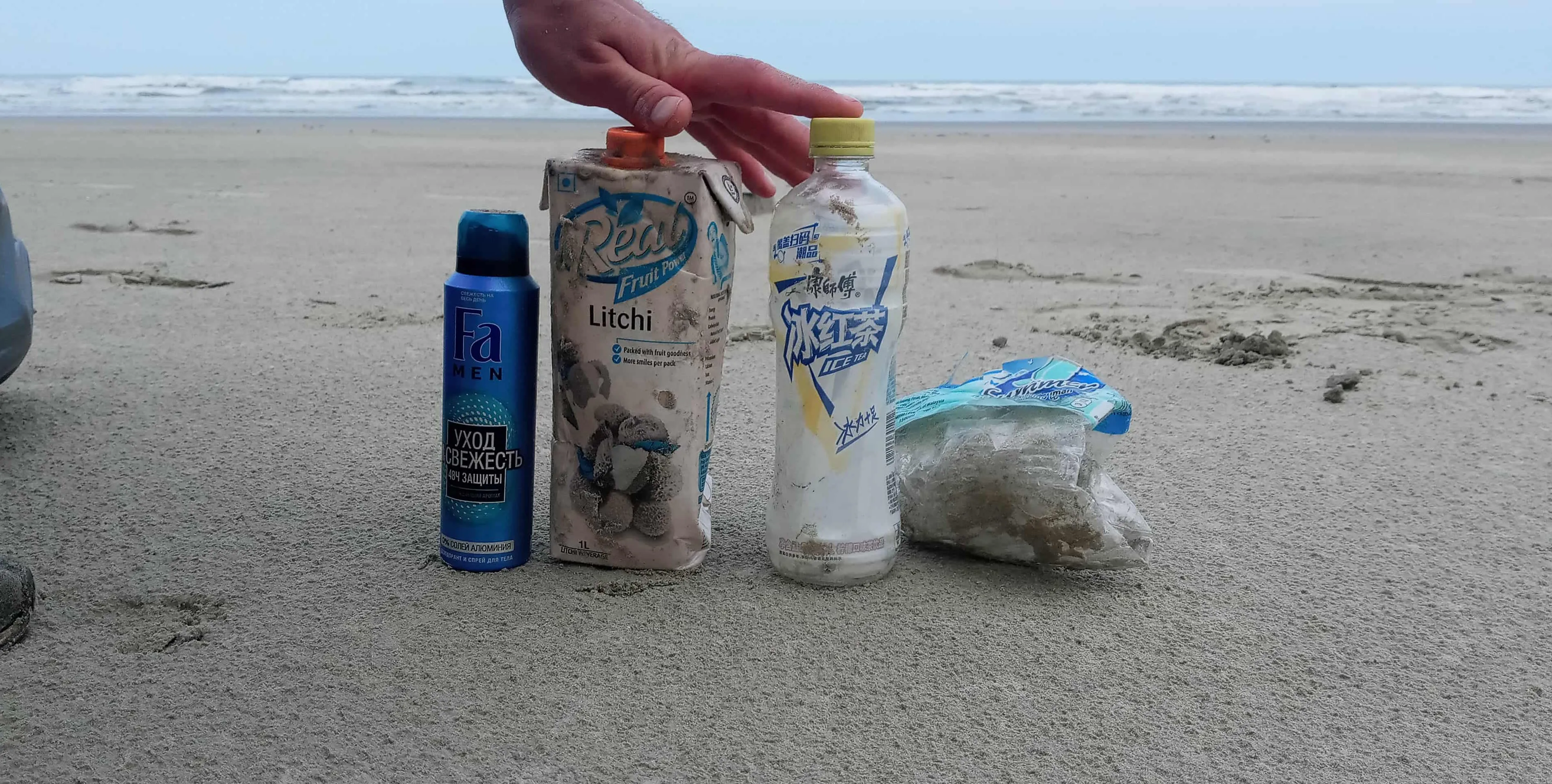  Quantidade elevada de lixo 'gringo' foi encontrado em praias da região 