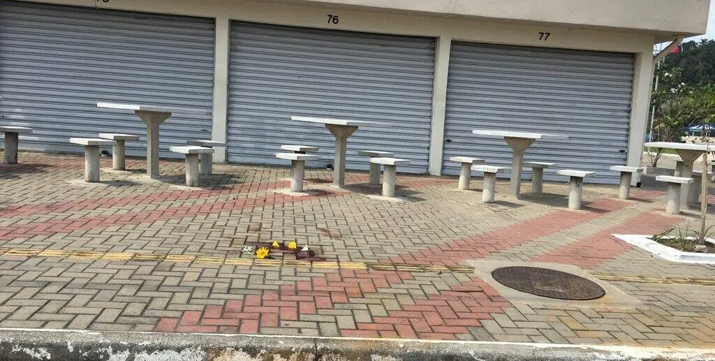  Moradores deixaram flores em cima do local onde a vítima caiu na Praça Benedito Calixto. 