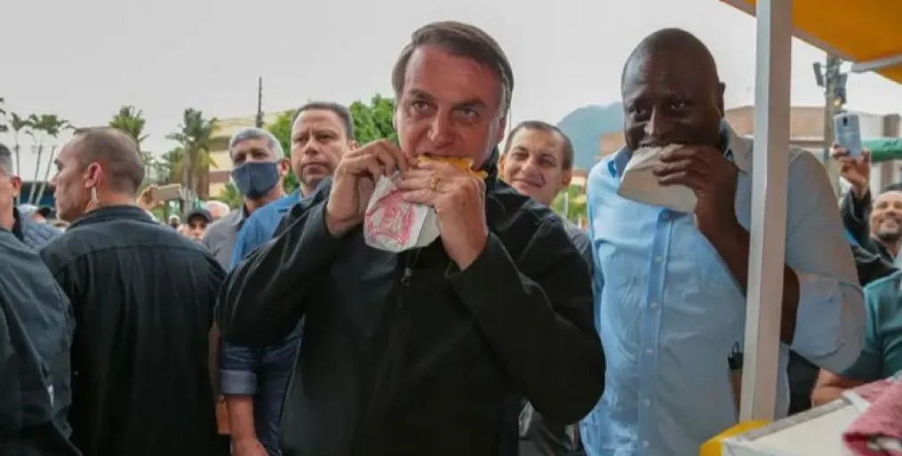  Junto com o deputado Hélio Oliveira, Bolsonaro comeu pastel em Peruíbe 