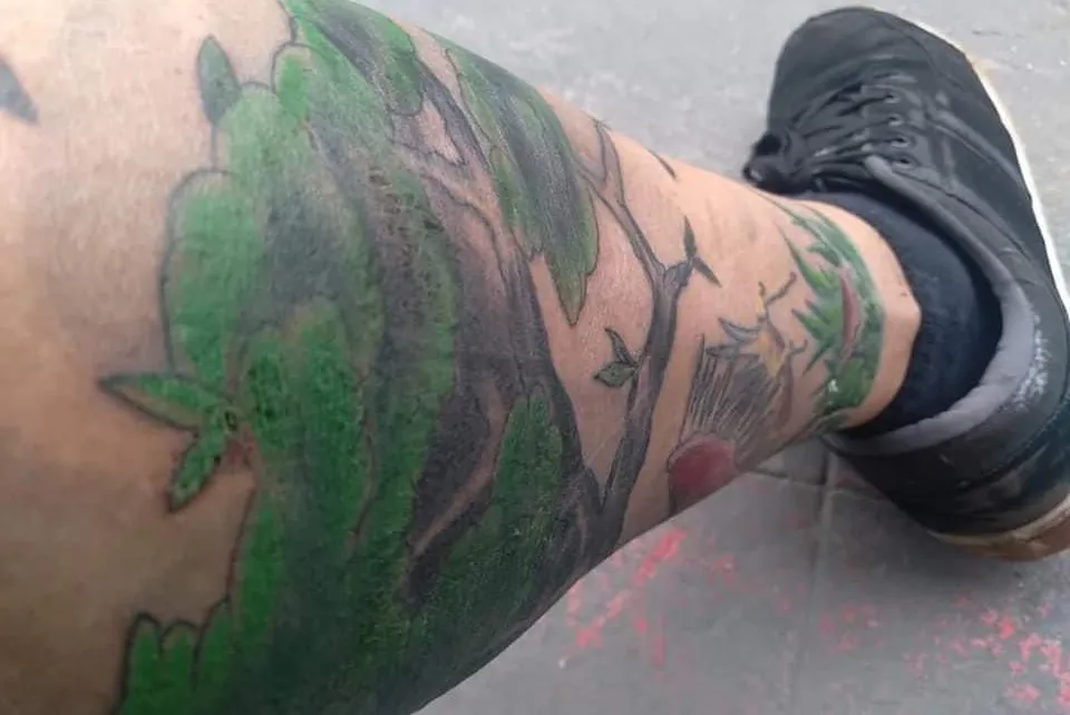 César possui uma tatuagem na perna direita.