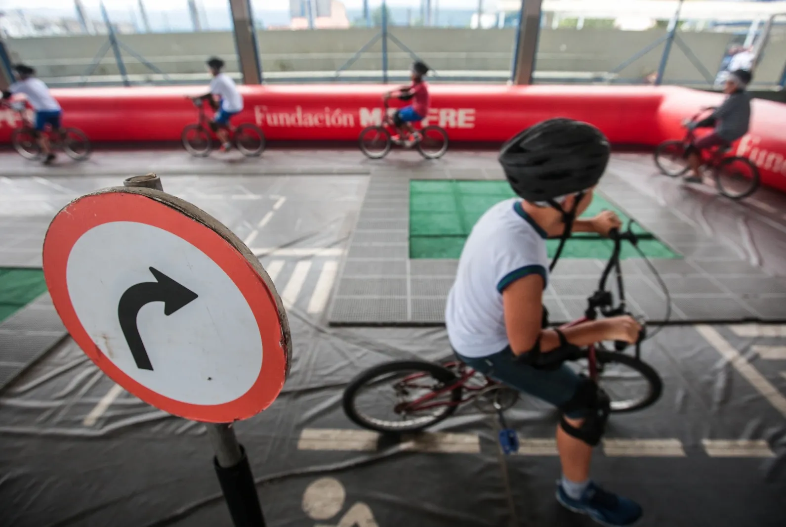 Com o auxílio de triciclos e bicicletas, o projeto vai permitir que estudantes aprendam de forma prática sobre regras de trânsito em um circuito