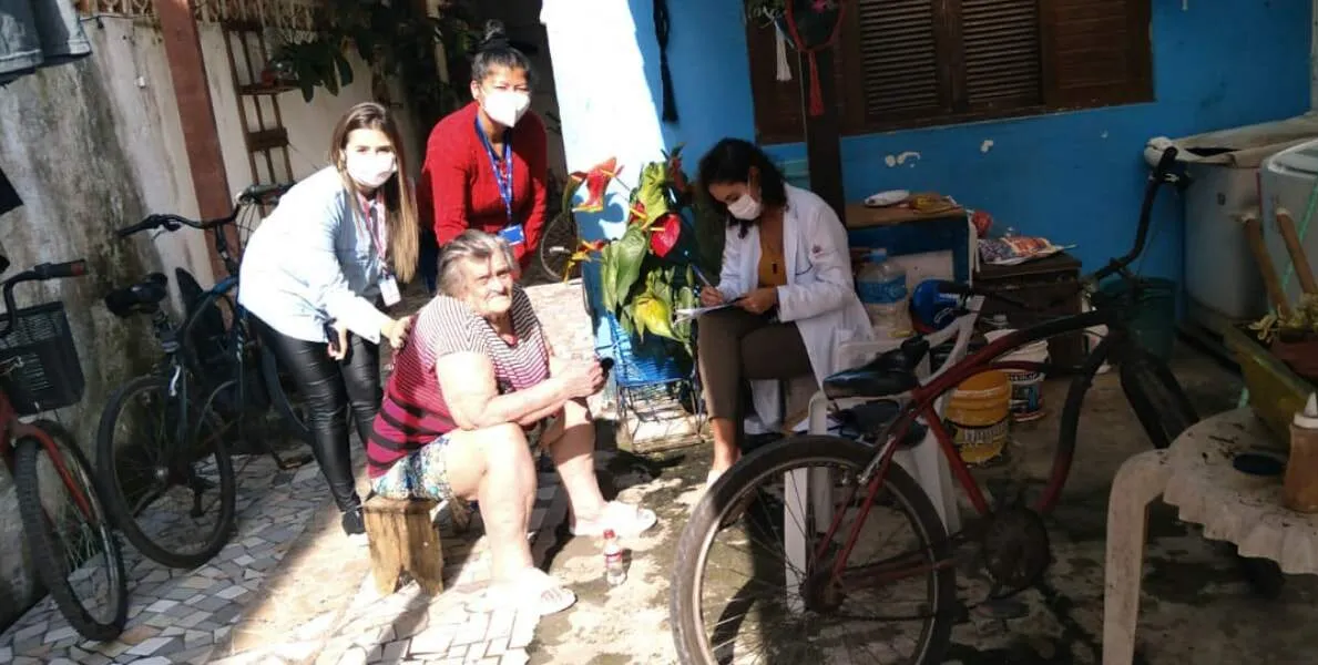  Idosa de 84 anos recebeu atendimento em casa após equipe médica chegar de bicicleta 
