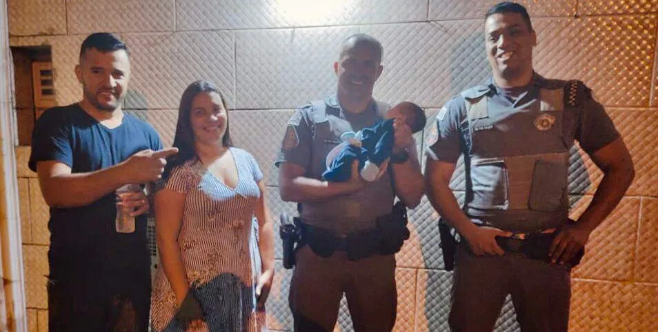  Bebê engasgado é salvo por policias militares em Praia Grande 