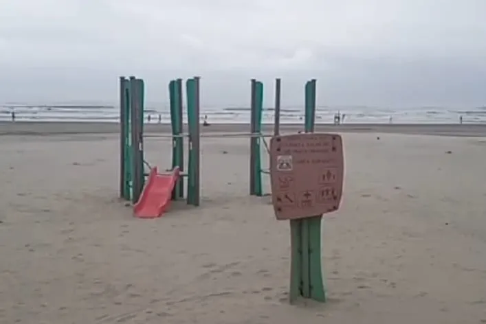 Brinquedos desocupados numa praia sem crianças: cenário de desolação na orla de Praia Grande